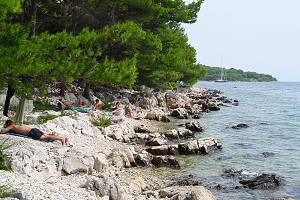 Pobřeží u hotelu Resort Senses