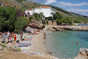 Oblázková pláž u přístaviště