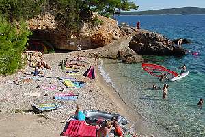 Oblázková pláž v zátoce Petarčica