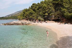 Pláž Žutica východně od Zavaly