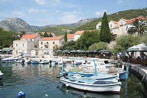 Galerie Dešković, druhá budova zleva