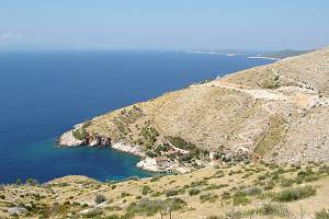 Výhled z cesty do zátoky Dubovica a hlavní silnice