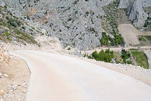 Cesta na západní straně zátoky, zpevněná betonem