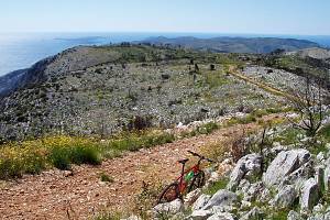 Hřebenový makadam západně od vrcholu Sv. Nikoly