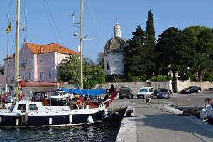 Mauzoleum na konci západního nábřeží