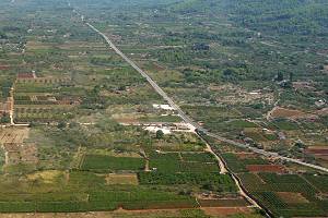 Polje protíná silnice z Hvaru do Jelsy