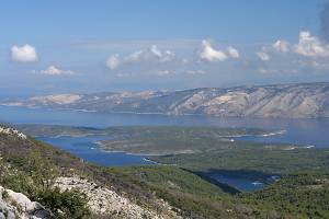 Na severovýchodě poloostrov Kabal a ostrov Brač