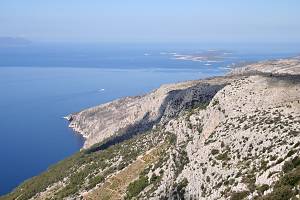 Pohled k západu na Červené skály a Paklené ostrovy