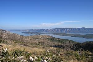 Cesta od Svirče, vzadu Jelsa