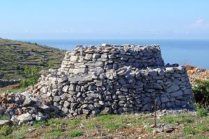 Kamenný přístřešek - trim