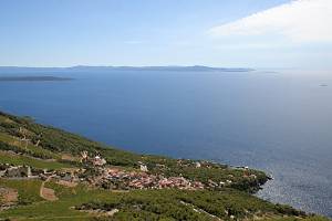 Sv. Nedjelja, vzadu ostrov Korčula