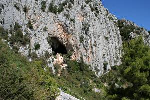 Obrovská jeskyně u paty skalní stěny