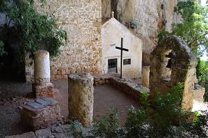 Jeskyně se zbytky kláštera a kostelíkem
