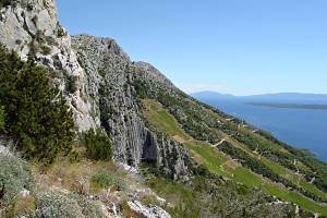 Cesta úbočím pod skalami