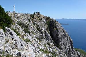 Kříž a kostelík na vrcholku