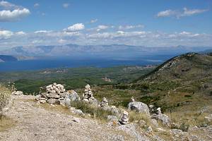 Vrboska a Jelsa, vzadu pohoří Biokovo
