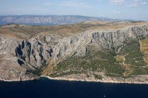 Zátoka Lučišće západně od Sv. Nedjelji